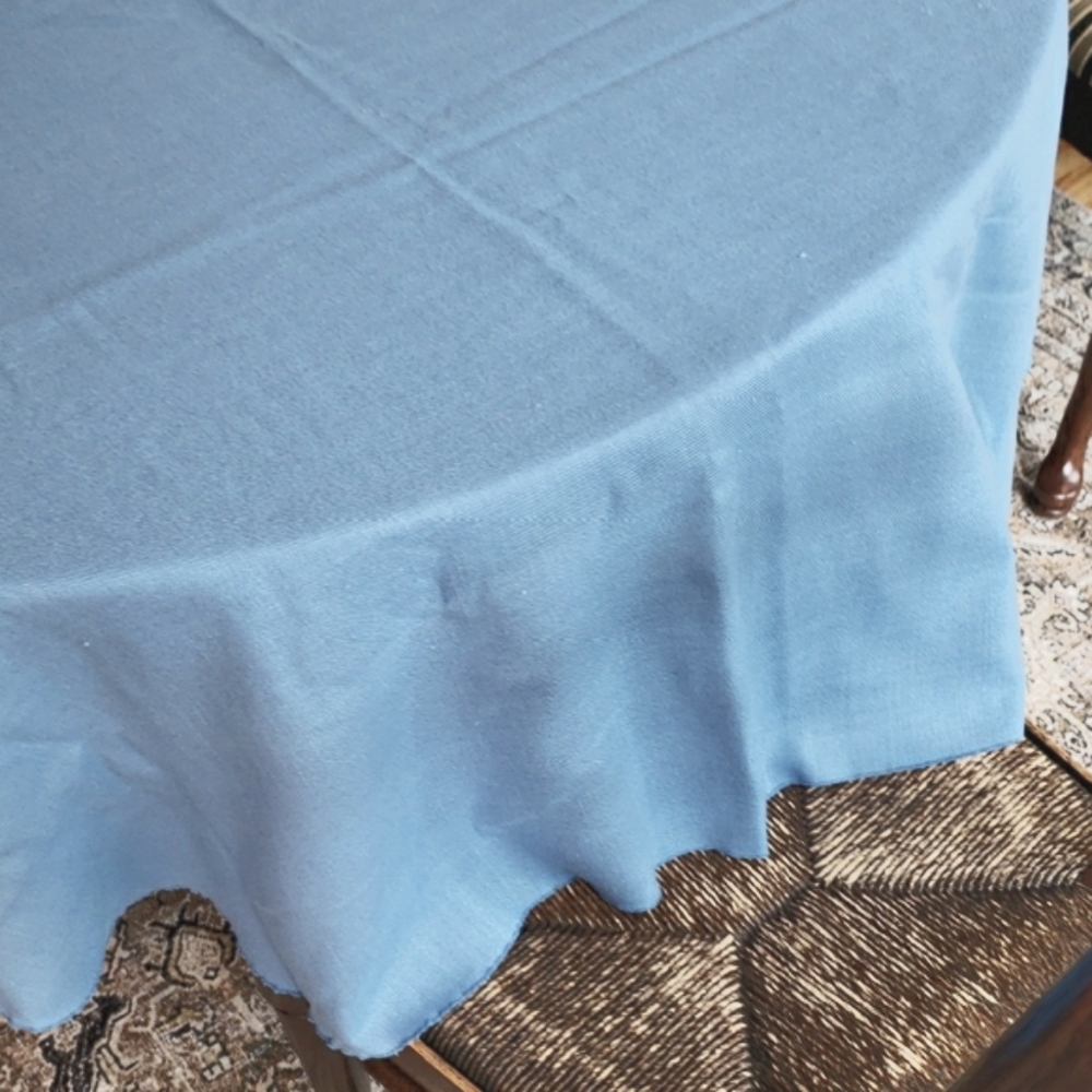 Vtg Set- Oval Light Blue Tablecloth & Napkins (7) - Picture 4 of 10